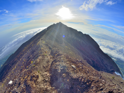 Keindahan di Puncak Gunung Agung (foto: pegi-pegi.com)